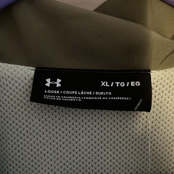 Under armour windbreaker (woman’s XL) - Picture 3 of 4